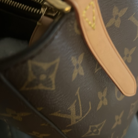 Louis Vuitton Montaigne MM PRE-owned excellent condition. Cross shoulder. Cute! - Picture 6 of 11